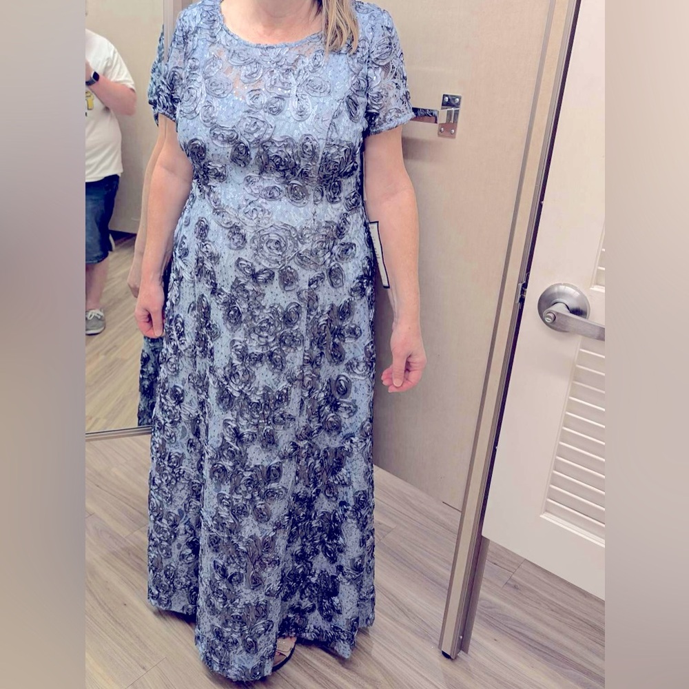 NWT Alex Evenings rosette cap sleeve long gown (perfect length for 5’6).